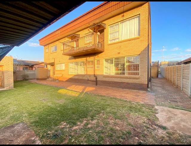 7 BEDROOM HOUSE FOR SALE IN LENASIA SOUTH